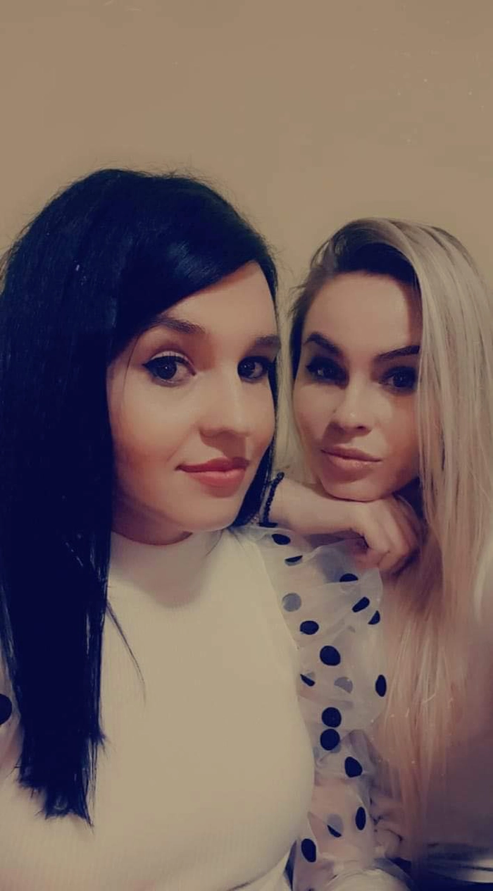 poză cu Roxana și sora sa care a murit anul trecut