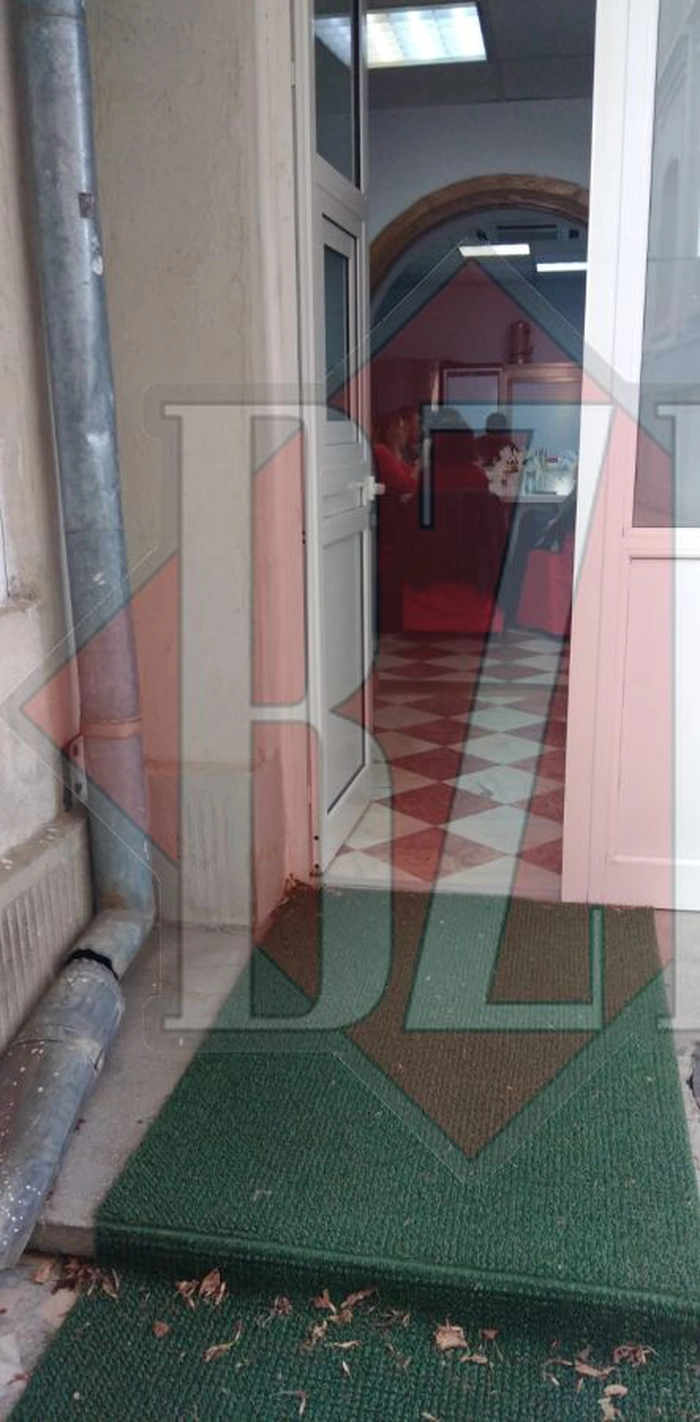  acces intrare o sala mese