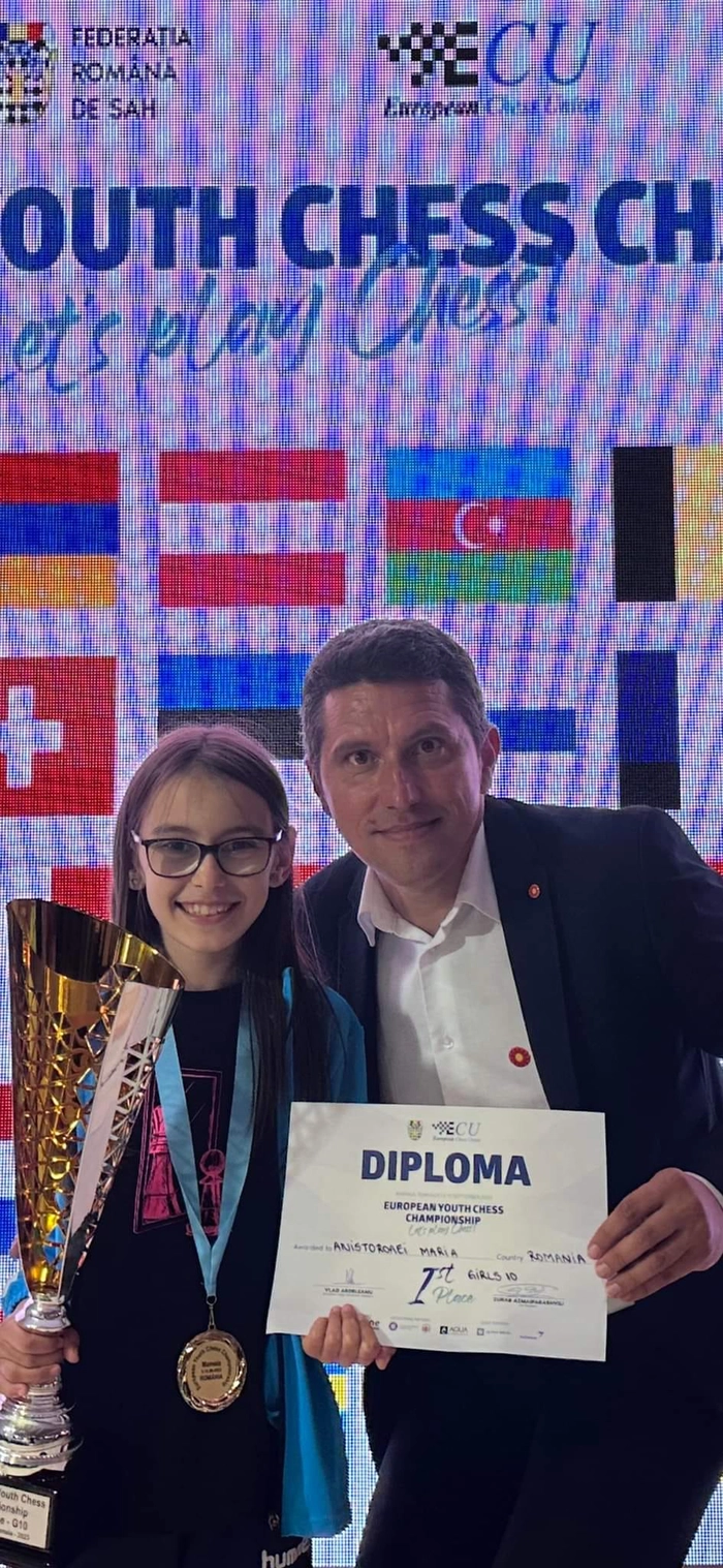 o poză cu Maria Anistoroaei și Valentin Ungureanu