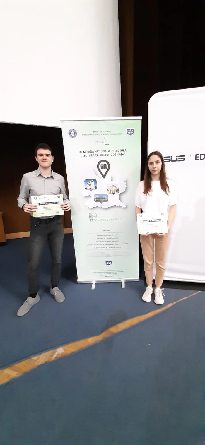 un baiat si o fata cu diplome