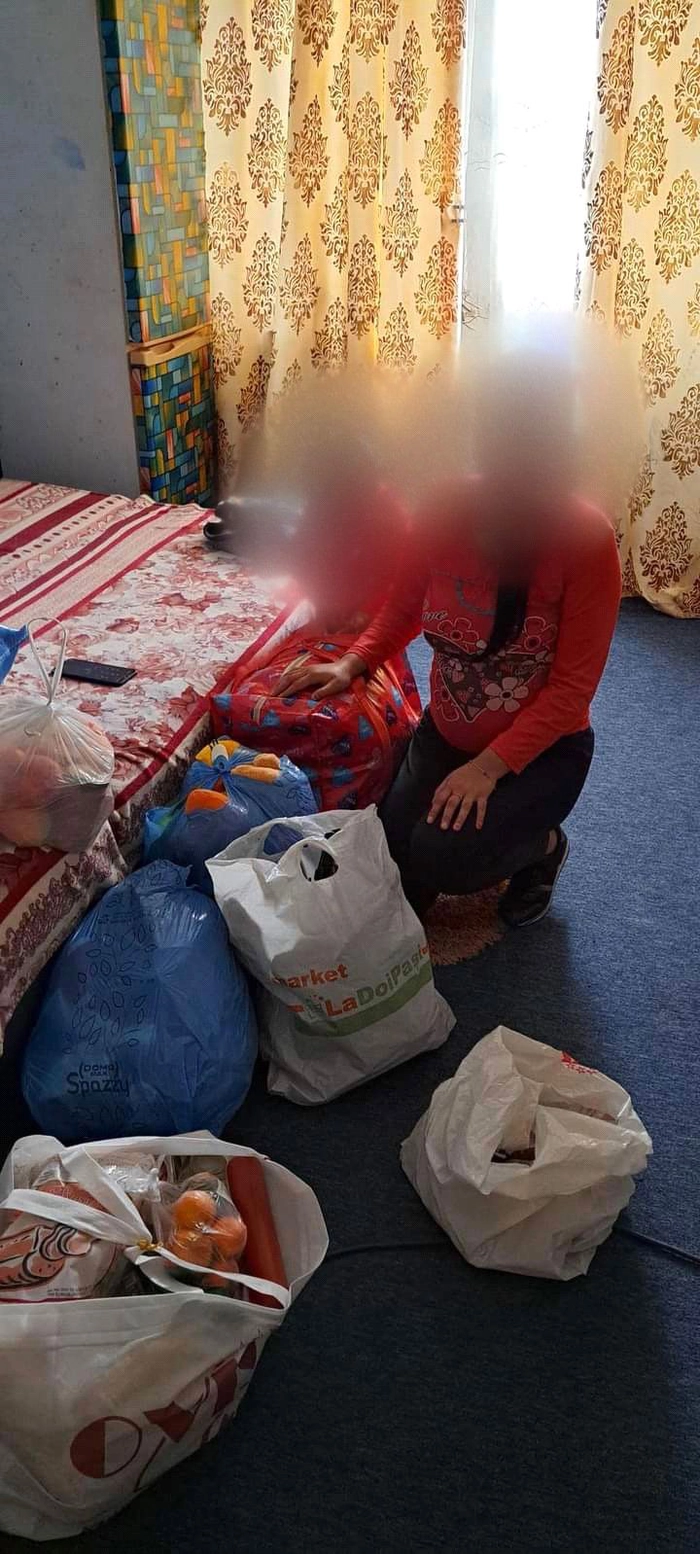  o poză cu niște copilași care au primit cadouri