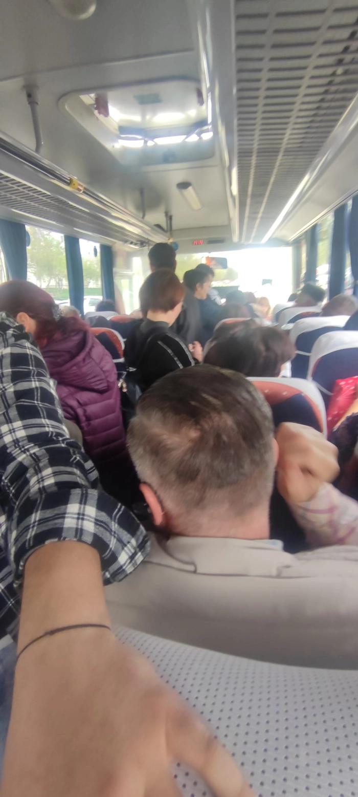 persoane in autobuz