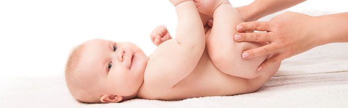 mamica care schimba un bebelus de scutec