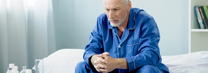 bărbat care acuză probleme cu prostata
