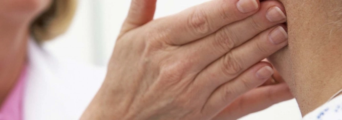 medic care verfica gatul unei persoane