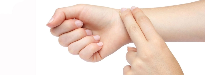 persoana care isi verifica pulsul