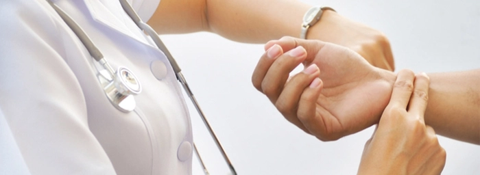 medic care verifica pulsul unei persoane