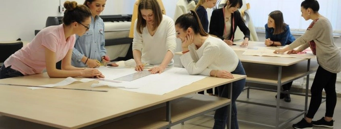 studenti care lucreaza in grupe la un proiect
