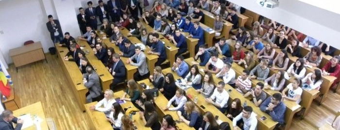 o sala plina de studenti