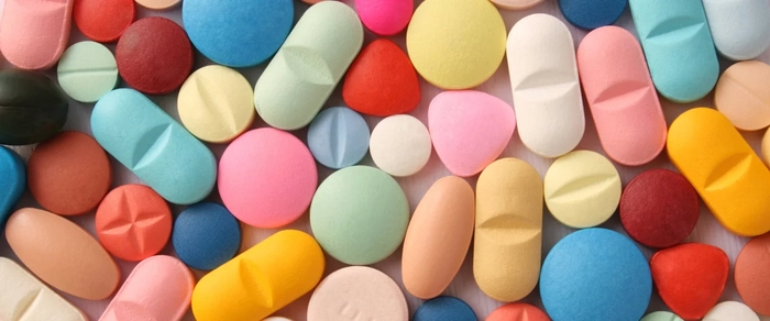 mai multe tipuri de vitamine pe o masa