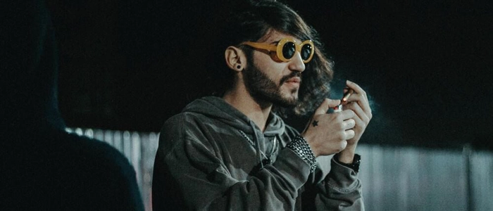 ian care isi aprinde o tigara