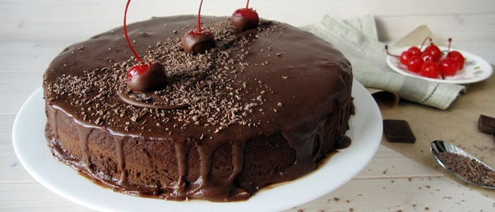 tort ornat cu ciocolata topita pe o masa
