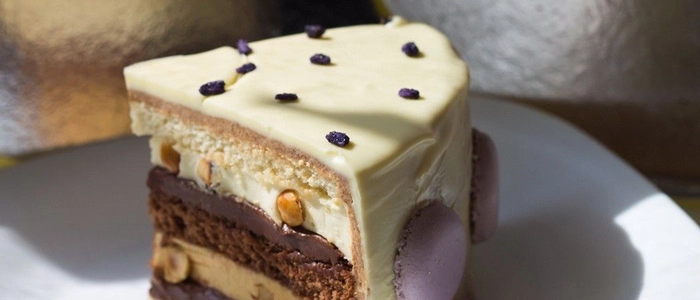 o felie de tort cu glazura alba pe o farfurie