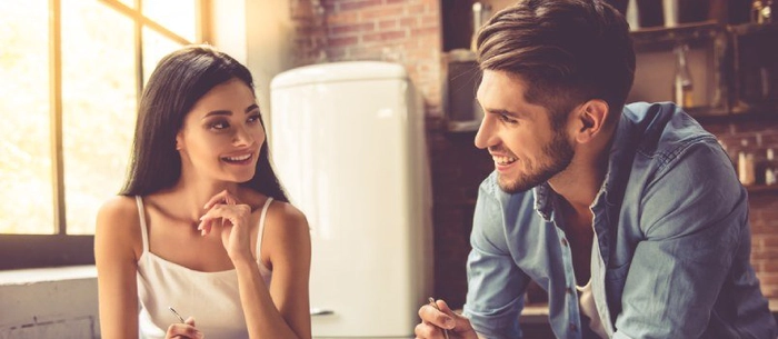 o femeie și un bărbat care flirtează
