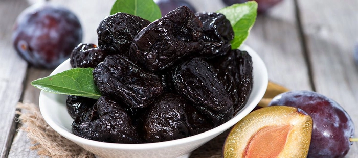 un bol cu prune uscate pe o masa