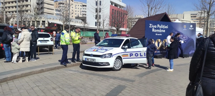  doi agenti de politie si o autospeciala