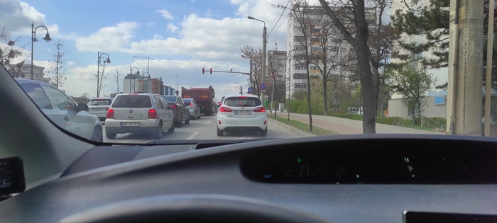  mai multe mașini pe o strada din Iasi