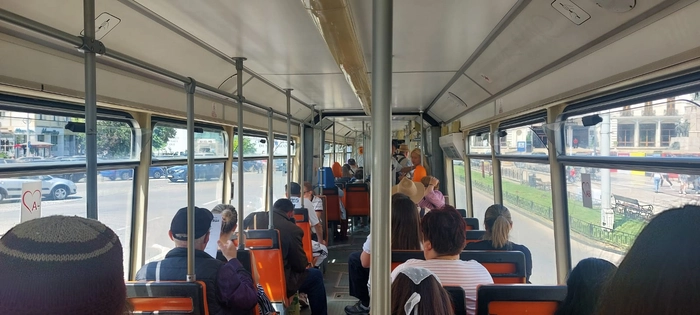  o poză cu călători într-un tramvai