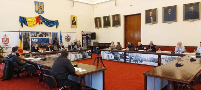 o poză cu mai mulți oameni la o ședință