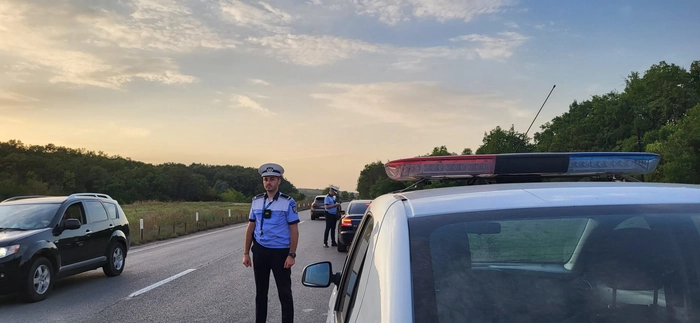 agenti de politie si mai multe masini oprite pe sosea