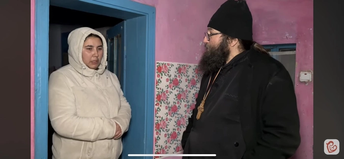 Mama celor patru copii împreună cu preotul Dan Damaschin