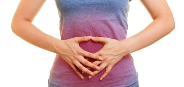 grafica femeie care se tine de abdomen din cauza durerii
