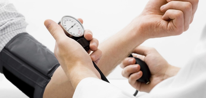 medic care măsoară tensiunea arterială