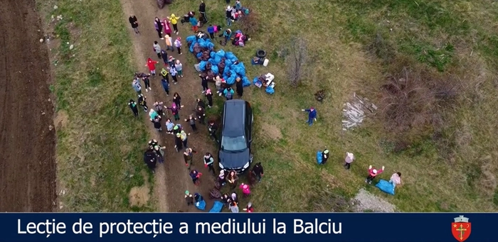Saci, deseuri, elevi, masina