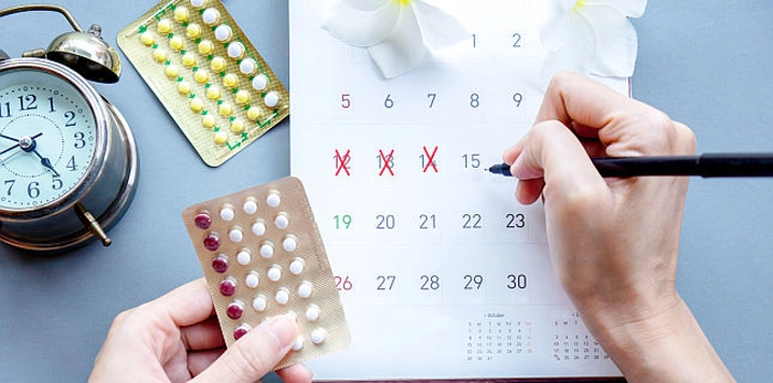 femeie care își calculează ciclul menstrual