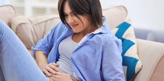 o femeie care are crampe abdominale