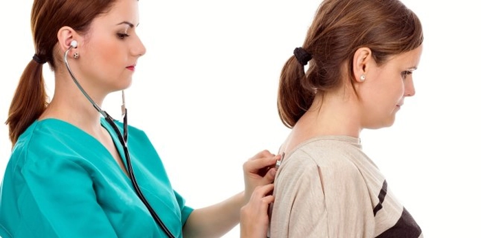  un medic care consulta o persoana care sufera de tuberculoza