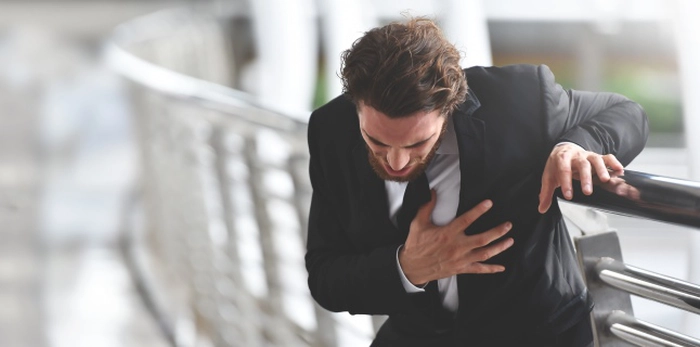 un bărbat care face infarct