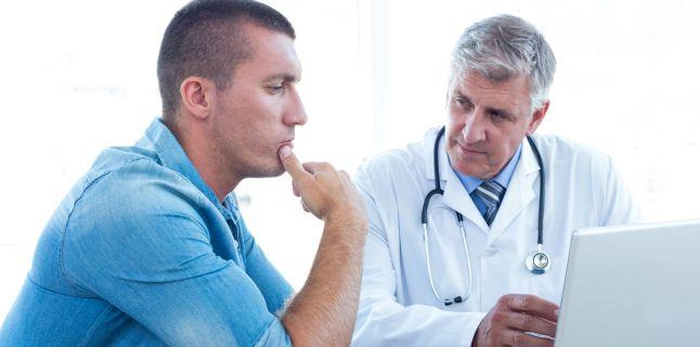 un bărbat la medic