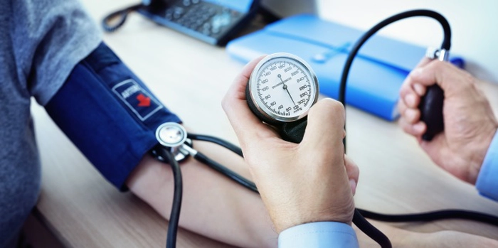 doctor care masoara tensiunea pacientului