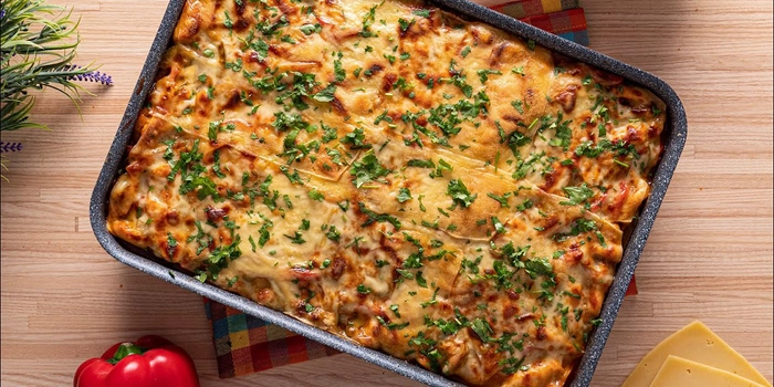 tava neagra cu musaca de cartofi cu carne tocata si smantana