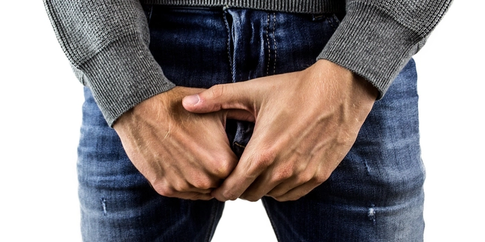 om ce se tine de nasturele pantalonilor