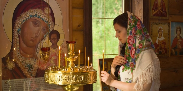 mama care se roaga pentru casatoria fiicei la biserica