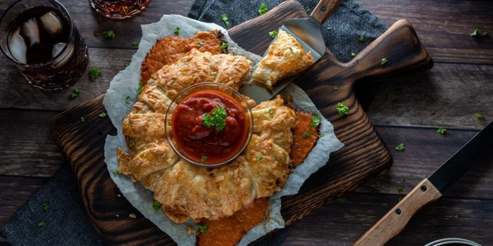 un mic dejun delicios din aluat foietaj congelat pe un platou