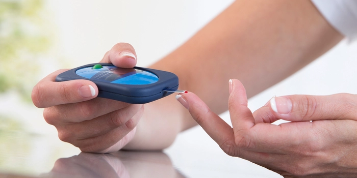 persoana care efectueaza un test de sange pentru a identifica nivelul de glicemie