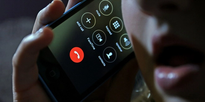 o persoana care vorbeste la telefon