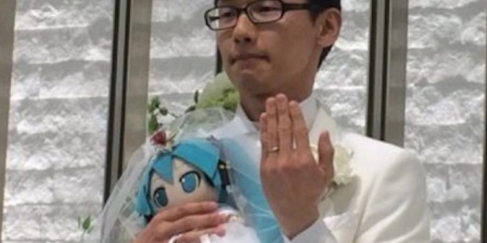 japonez casatorit cu o holograma