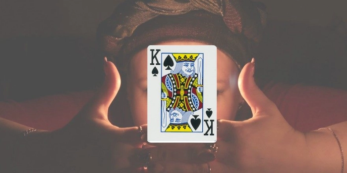 femeie care tine o carte de joc on maini