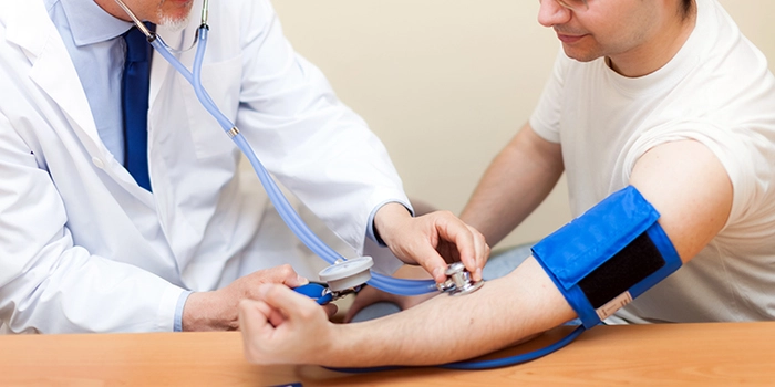 un medic care ia tensiunea unui pacient