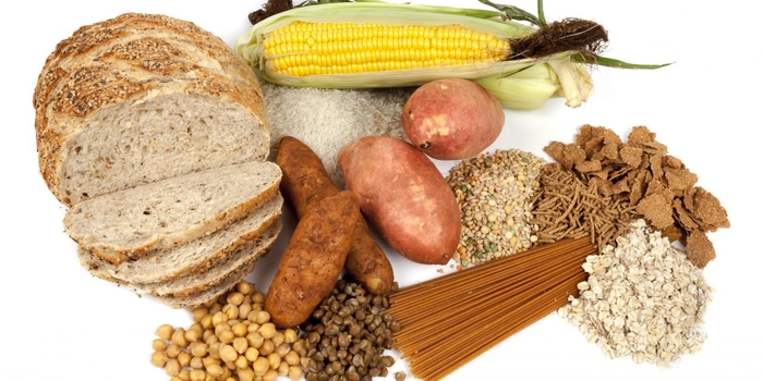 mai multe alimente pe o masa care contin carbohidrati