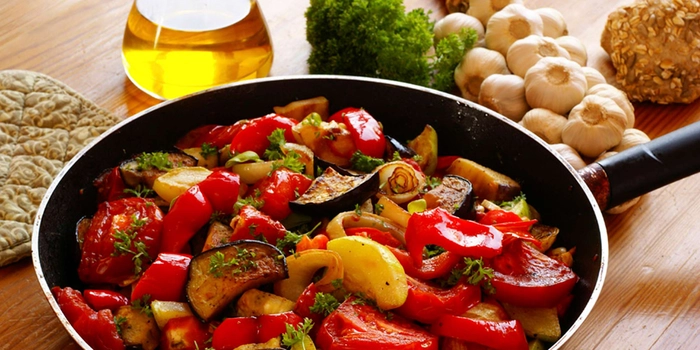 o tigaie cu mancarica din legume langa mai multe legume proaspete