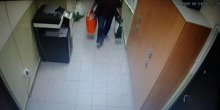  imagine camera supraveghere cu persoana si sacose in mana