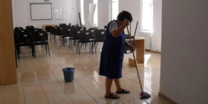 persoana ce da cu mopul