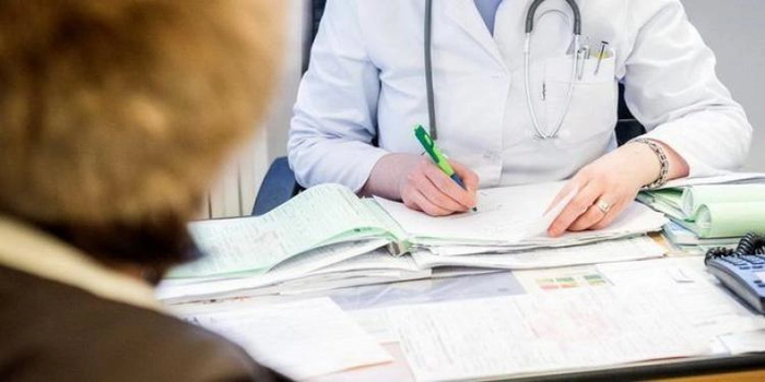 un medic care scrie o reteta