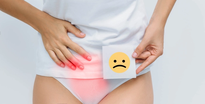 grafica femeie care simte dureri de burta din cuaza premenopauzei si tine un cartonas in mana cu o fata trista