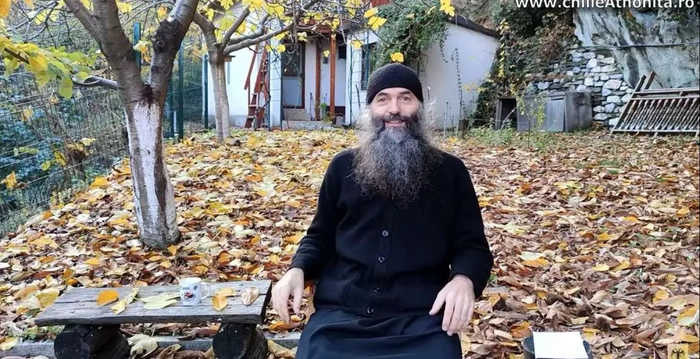 o poză cu părintele Pimen Vlad din Sfântul Munte Athos